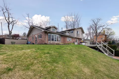 3562 Lakeview Dr, Highland, MI 48356