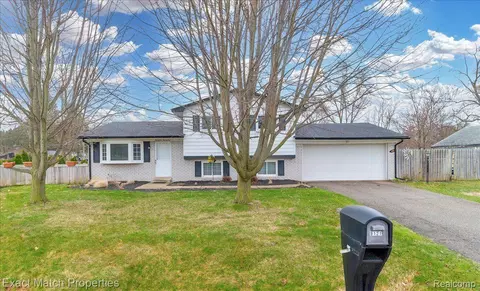 9121 Sandyside Rd, White Lake, MI 48386