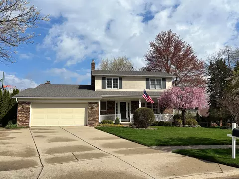 14475 Woodside Dr, Livonia, MI 48154