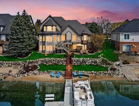 566 Bay Pointe Dr, Oxford, MI 48371
