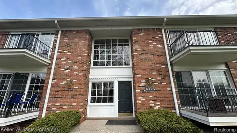 433 Fox Hls # 6, Bloomfield, MI 48304