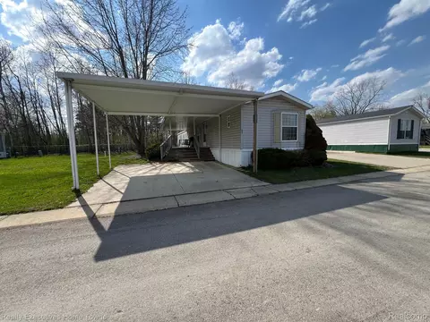 7168 Mapleview Cir W, Brown City, MI 48416