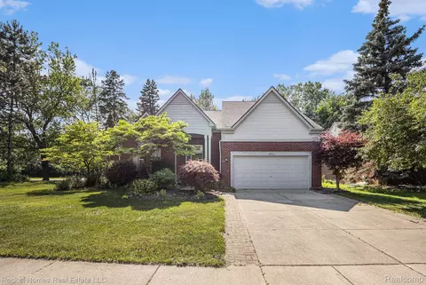 4015 Keats Dr, Troy, MI 48085