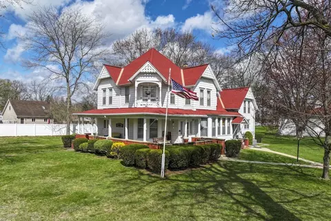 402 W Shiawassee Ave, Fenton, MI 48430