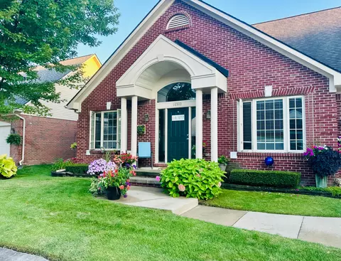 16580 Sienna Cir, Clinton Township, MI 48038