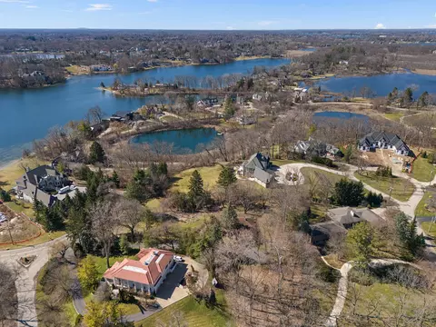 1266 Club Dr, Bloomfield Township, MI 48302
