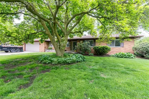13971 Hillcrest St, Livonia, MI 48154