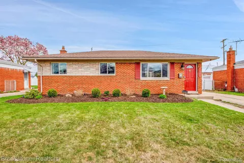 40626 Colony Dr, Sterling Heights, MI 48313