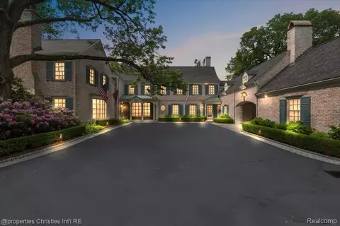 237 Lake Shore Rd, Grosse Pointe Farms, MI 48236