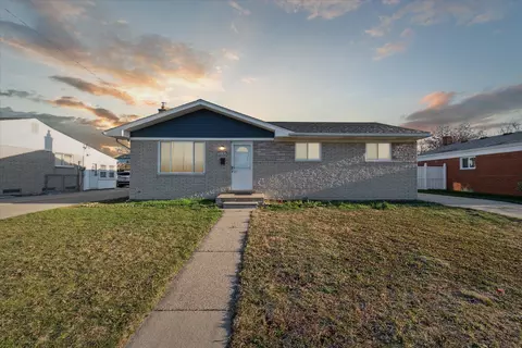 22742 Clinton St, Taylor, MI 48180