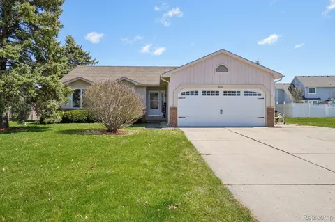 8061 Rose Ln, Goodrich, MI 48438