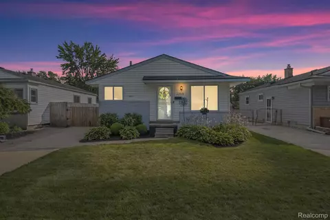 22928 Allor St, Saint Clair Shores, MI 48082