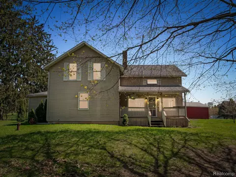 1652 Weaver Rd, Milford, MI 48381