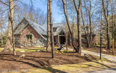 9316 Lakebluff Dr, Springfield, MI 48348