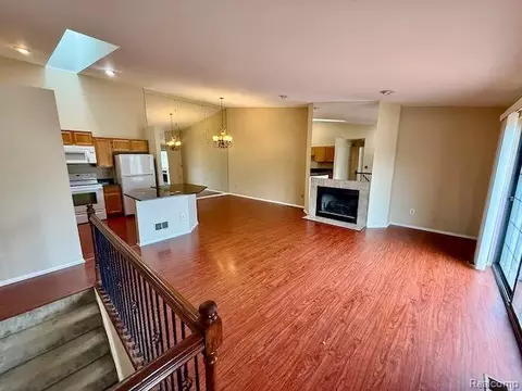 38957 Country Cir, Farmington Hills, MI 48331