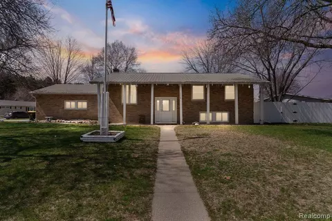 114 Essex Dr, Saint Louis, MI 48880