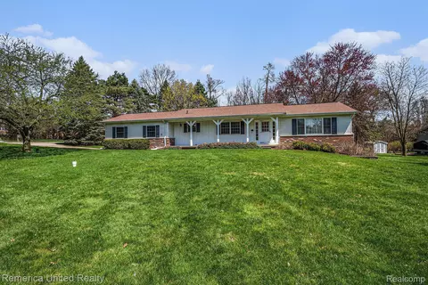 1264 Fox Hills Dr, Howell, MI 48843
