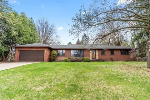 1295 Fieldway Ct, Bloomfield Hills, MI 48302