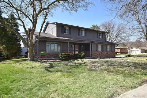 2370 Topaz Dr, Troy, MI 48085