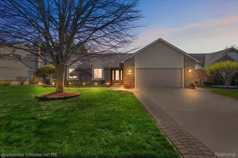 7716 Maple Dr, Westland, MI 48185
