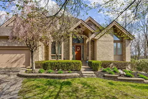 4981 Countryside Dr, West Bloomfield, MI 48323