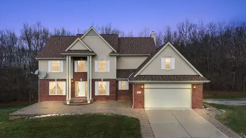 8822 Newport Dr, White Lake, MI 48386