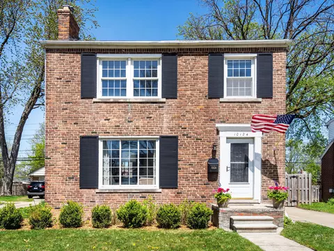 10124 Kingston Ave, Huntington Woods, MI 48070