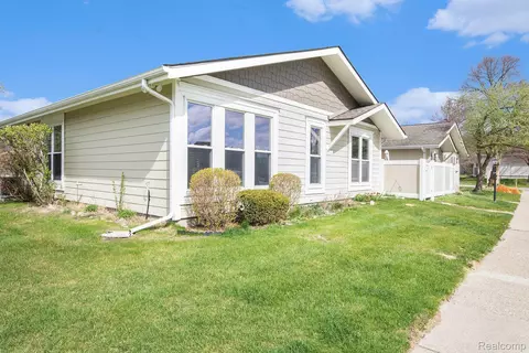 39775 Village Wood Ln, Novi, MI 48375