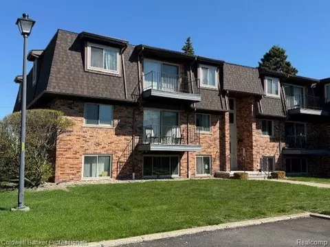 103 Riviera Dr, Saint Clair Shores, MI 48080