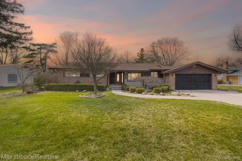 32036 Red Clover Rd, Farmington Hills, MI 48334