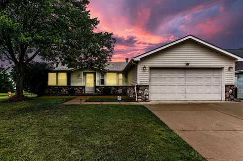 8142 W Emerald Ln, Westland, MI 48185
