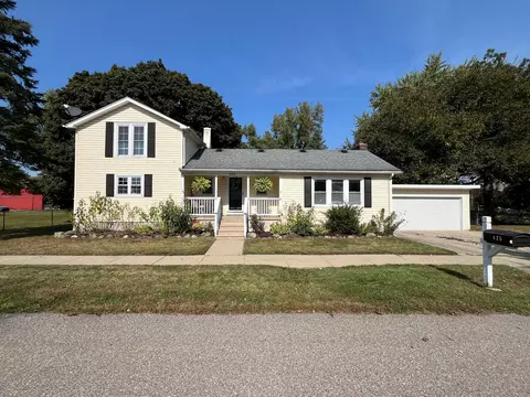 425 Schoolhouse St, Ortonville, MI 48462