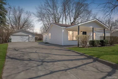 2570 Flintridge St, Orion, MI 48359
