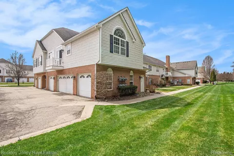 670 Olde English Cir, Howell, MI 48855