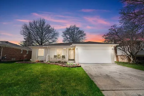 46433 Plum Grove Dr, Macomb, MI 48044