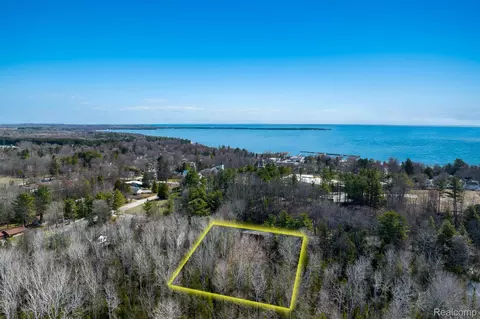 Vl S West St, Northport, MI 49670