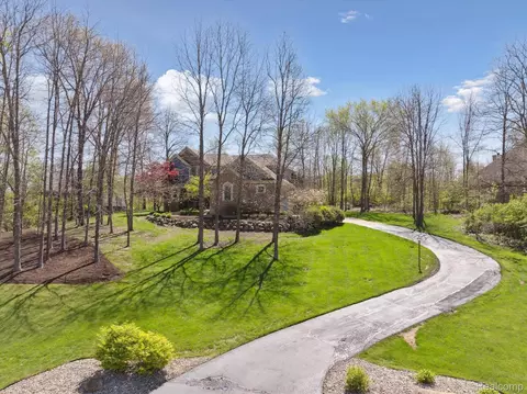 8504 Riverwalk Dr, Tyrone, MI 48430
