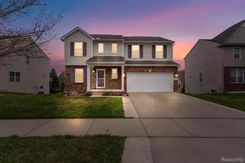 8079 Wildwood Ln, White Lake, MI 48386