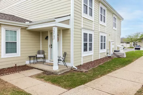 39797 Village Wood Ln, Novi, MI 48375