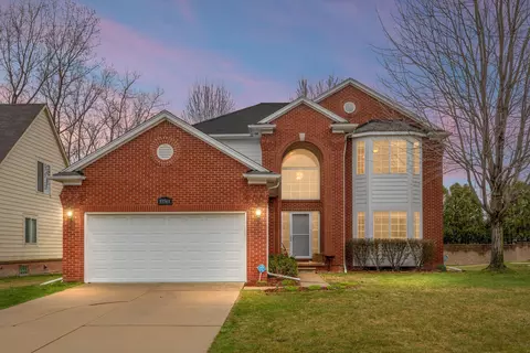 33561 Avenida Christel Dr, Sterling Heights, MI 48312