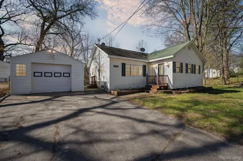 6187 Three Lakes Dr, Green Oak, MI 48116