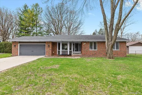15605 Oporto St, Livonia, MI 48154