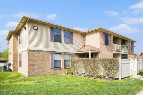61144 Greenwood Dr, South Lyon, MI 48178