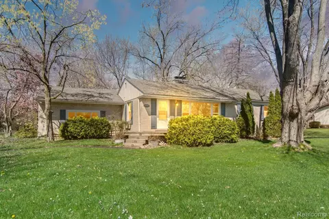 24399 Springbrook Dr, Farmington Hills, MI 48336