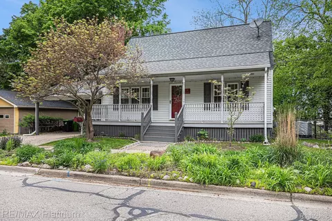 110 W South Holly Rd, Fenton, MI 48430