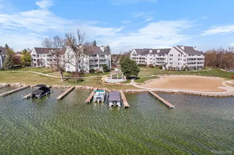 3553 Port Cove Dr #37, Waterford, MI 48328