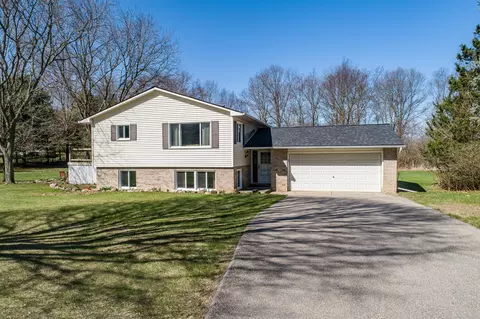 3178 Hillview Dr, Metamora, MI 48455