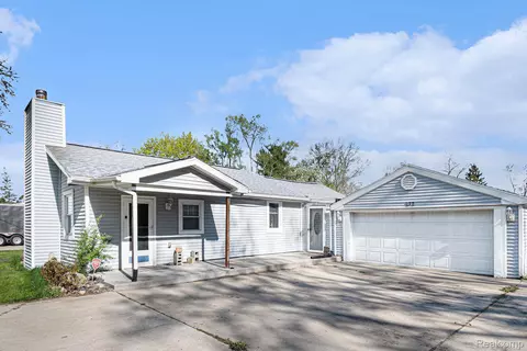 932 R G Curtiss Ave, Lansing, MI 48911