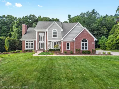6807 Sunset Dr, South Lyon, MI 48178