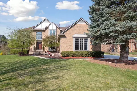 1250 Lakeview Dr, Rochester Hills, MI 48306